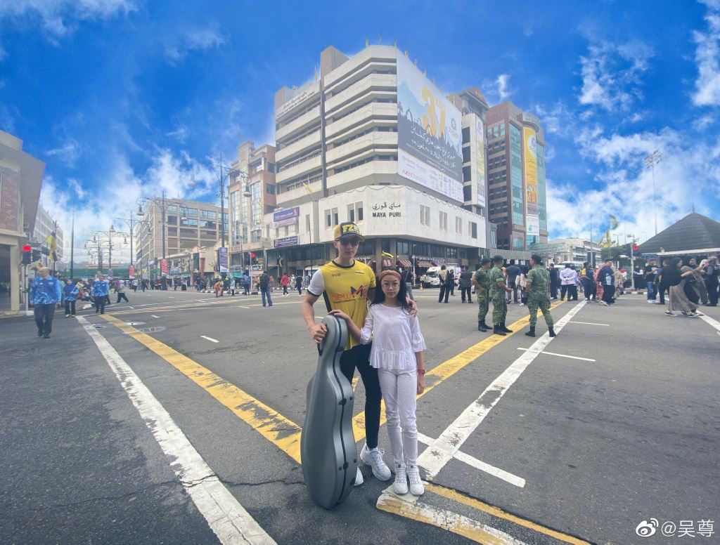 🌟10岁neinei在汶莱国王面前拉琴!吴尊大赞:你比爸爸牛