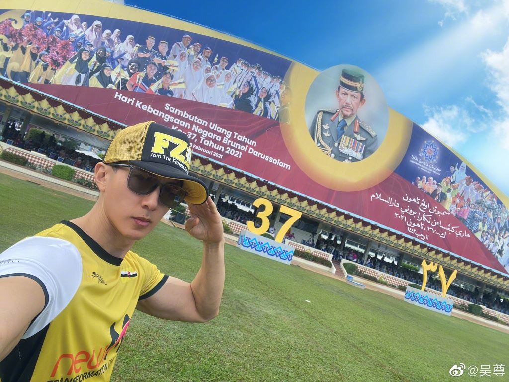 🌟10岁neinei在汶莱国王面前拉琴!吴尊大赞:你比爸爸牛