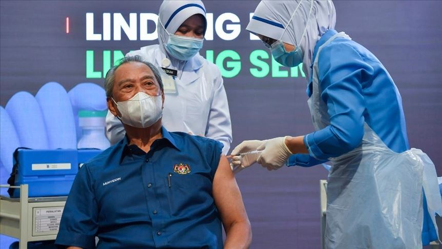 perdana menteri individu pertama terima suntikan dos pertama vaksin covid-19