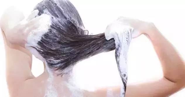 经常这样洗头的人，最后都秃了！以后别再犯了！