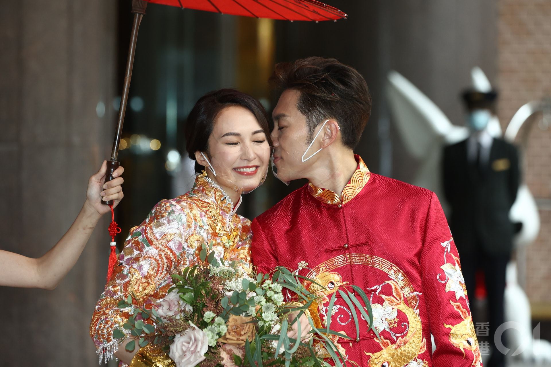 恭喜！汤怡今天嫁麦秋成！隔着口罩亲吻好sweet啊❤️