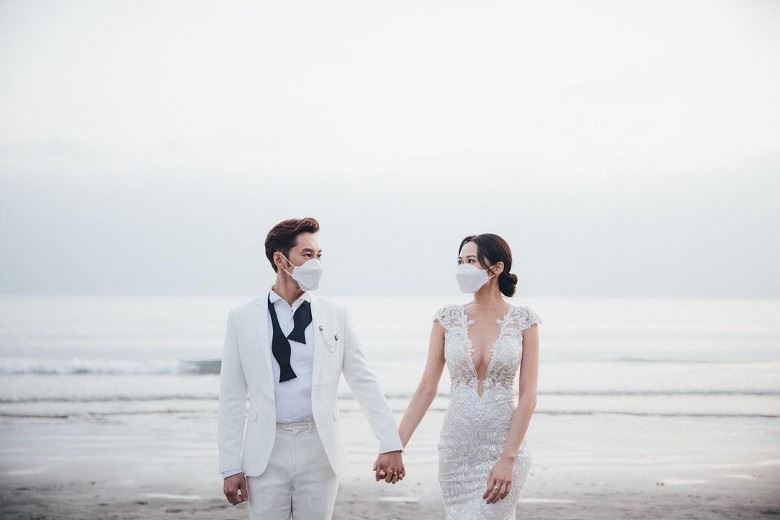 恭喜！汤怡今天嫁麦秋成！隔着口罩亲吻好sweet啊❤️