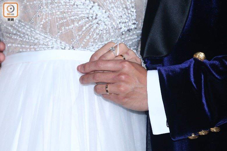 💃汤怡晚装现身超漂亮！今日出嫁：感激麦秋成出现