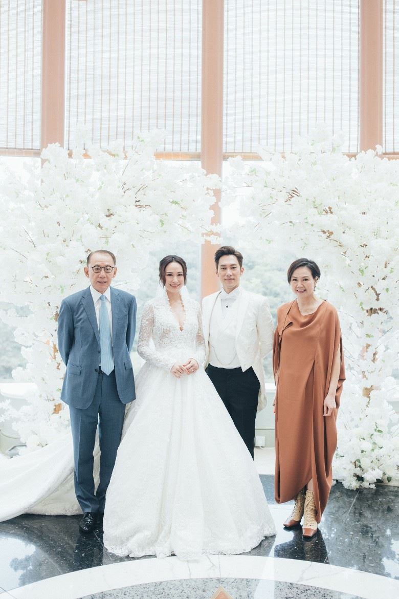 👰汤怡婚纱超闪！制作耗时280小时！水晶珍珠全人手钉缀