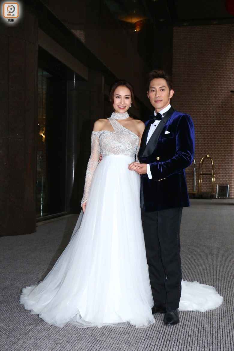 👰汤怡婚纱超闪！制作耗时280小时！水晶珍珠全人手钉缀