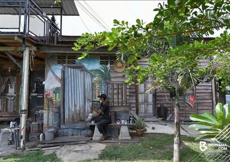 talented artist from terengganu turns his workshop’s wall into a work of art!