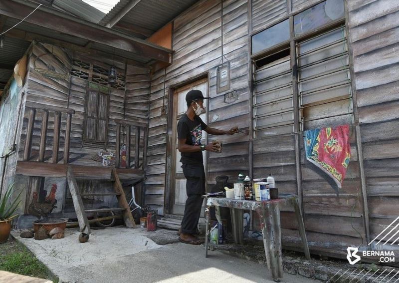 talented artist from terengganu turns his workshop’s wall into a work of art!