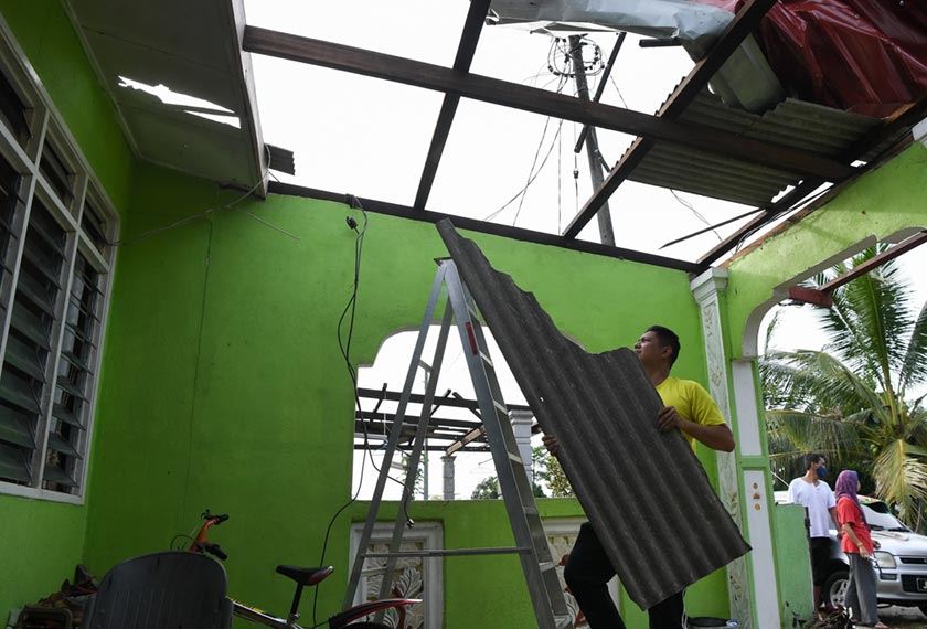 rumah musnah dibadai ribut, nasib empat beranak berpelukan berdepan detik cemas di terengganu