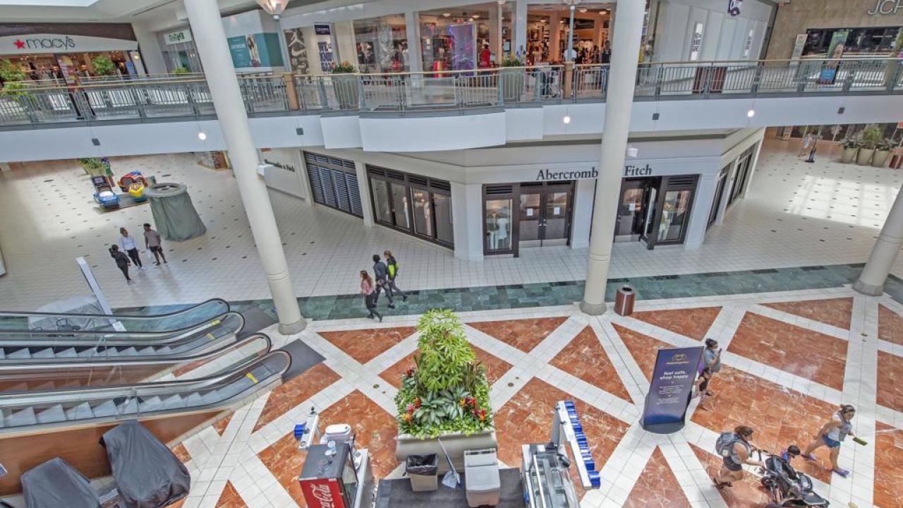 gara-gara ular sawa terlepas, pengunjung cemas apabila pusat beli-belah diarah tutup sepenuhnya