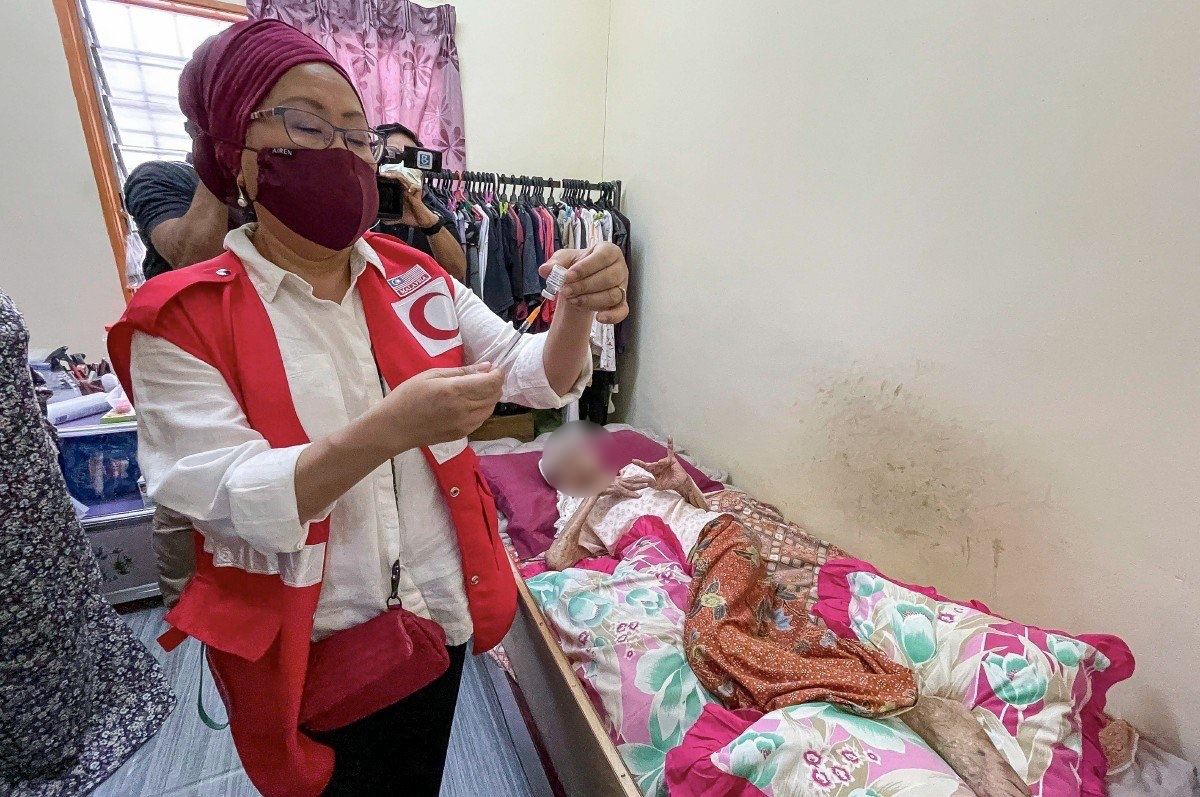 individu uzur, terlantar diberi vaksin covid-19 di rumah sendiri