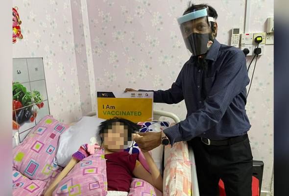 individu uzur, terlantar diberi vaksin covid-19 di rumah sendiri