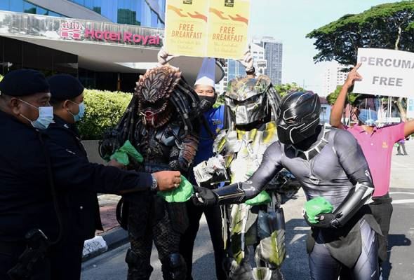 gelagat black panther, predator agih makanan percuma curi perhatian orang ramai