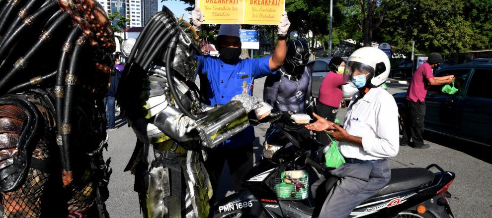 gelagat black panther, predator agih makanan percuma curi perhatian orang ramai