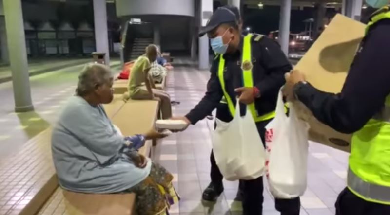 jpj officers in terengganu use their own money to give food to the homeless