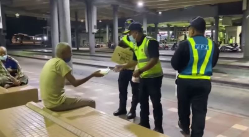 jpj officers in terengganu use their own money to give food to the homeless