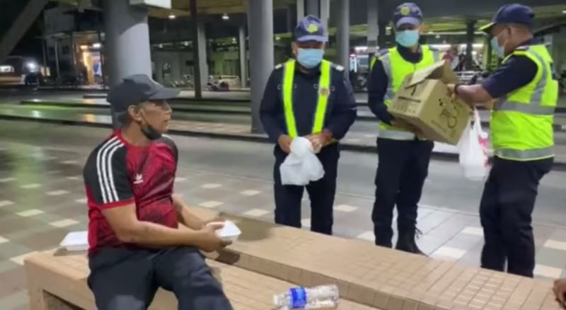jpj officers in terengganu use their own money to give food to the homeless