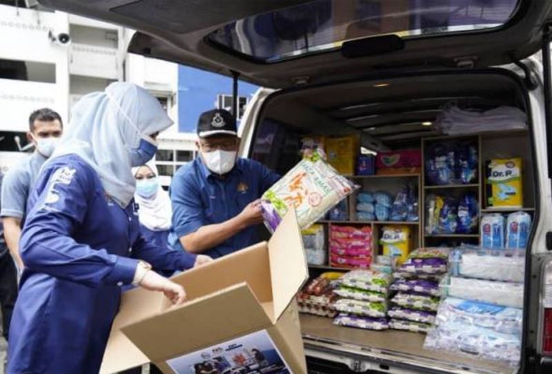 abang polis and rela provide food aid to those in need under op bantu!