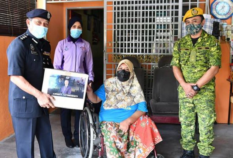 abang polis and rela provide food aid to those in need under op bantu!