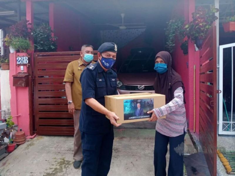 abang polis and rela provide food aid to those in need under op bantu!