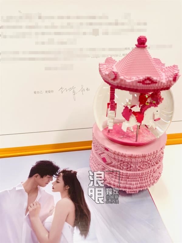 《庆余年》李子峰7月17日举办婚礼❗️夫妇婚纱照伴手礼曝光💍