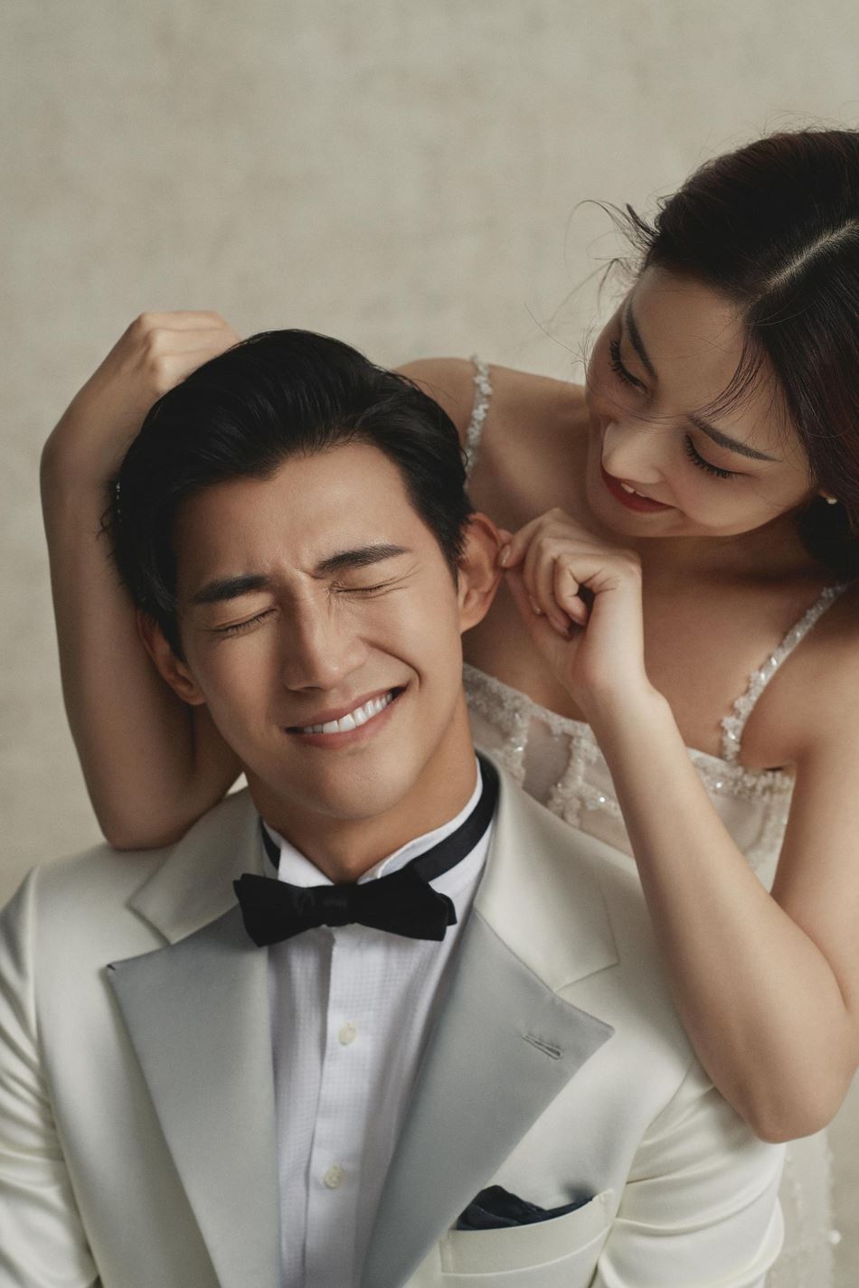 《庆余年》李子峰7月17日举办婚礼❗️夫妇婚纱照伴手礼曝光💍