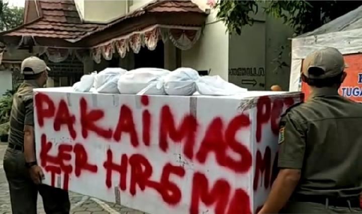 akibat lonjakan kes covid-19, polis sanggup jadi ‘pocong’ sebar mesej kesedaran kepada masyarakat