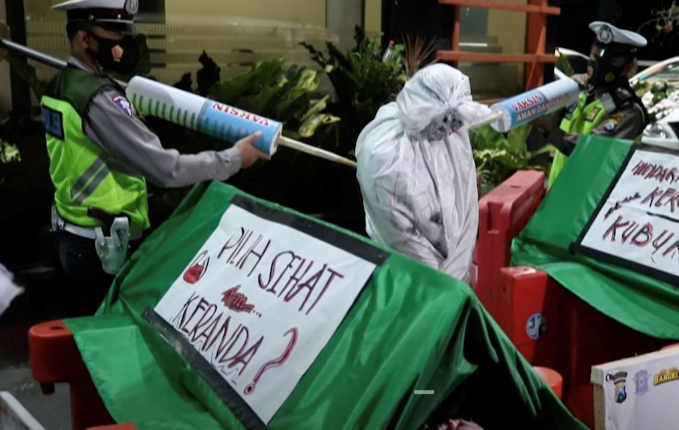 akibat lonjakan kes covid-19, polis sanggup jadi ‘pocong’ sebar mesej kesedaran kepada masyarakat