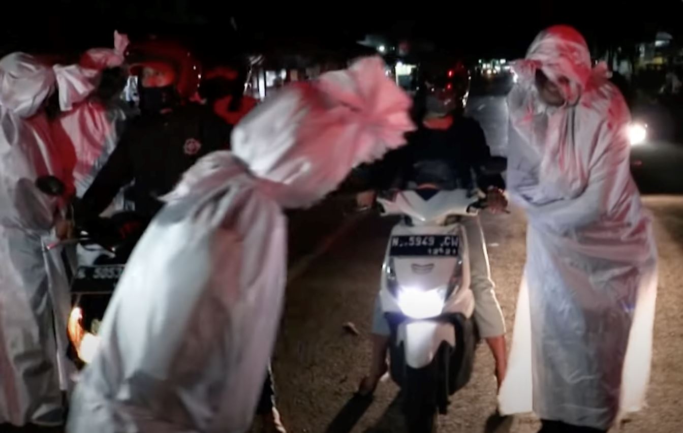 akibat lonjakan kes covid-19, polis sanggup jadi ‘pocong’ sebar mesej kesedaran kepada masyarakat