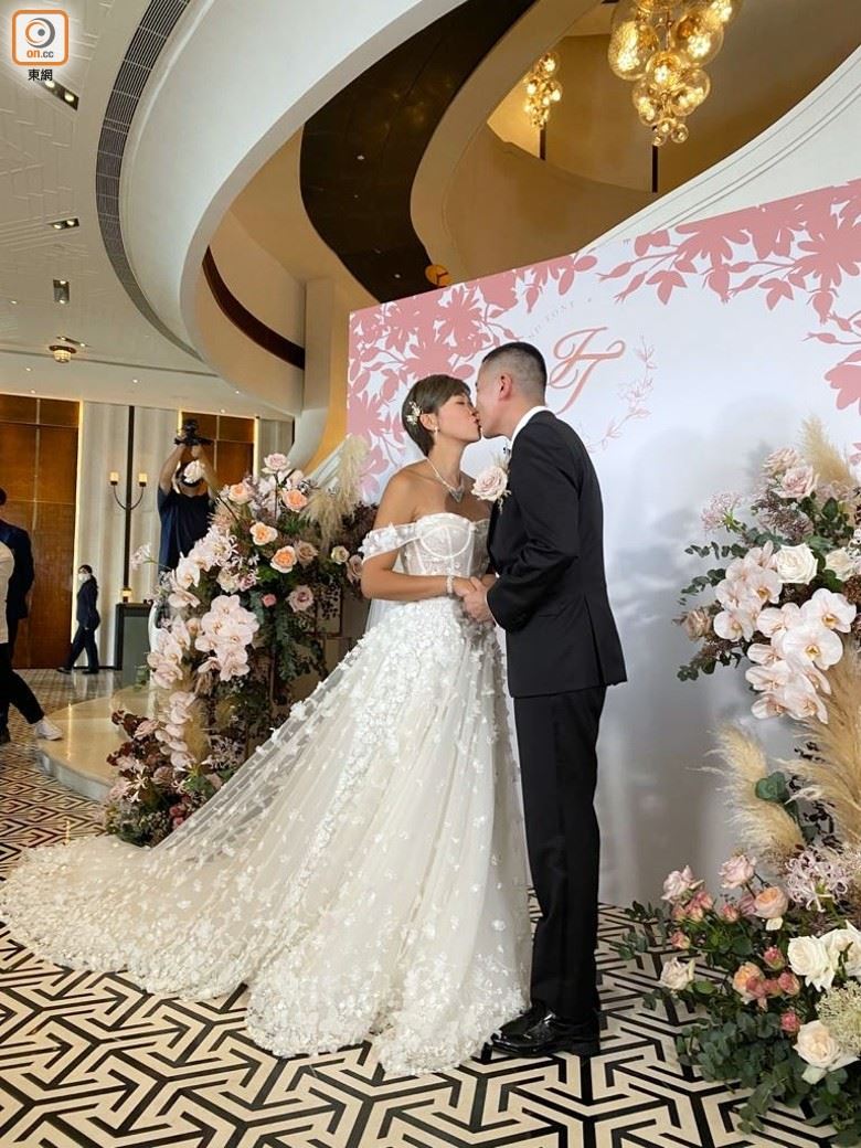 喜上加喜❗️今天迎娶梁诺妍❗️洪永城宣布老婆已怀孕：预产期在12月