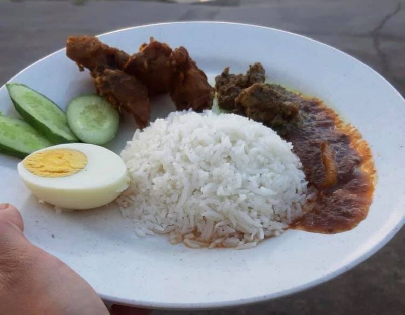 lebanese soldier describes nasi lemak as “mantap!”