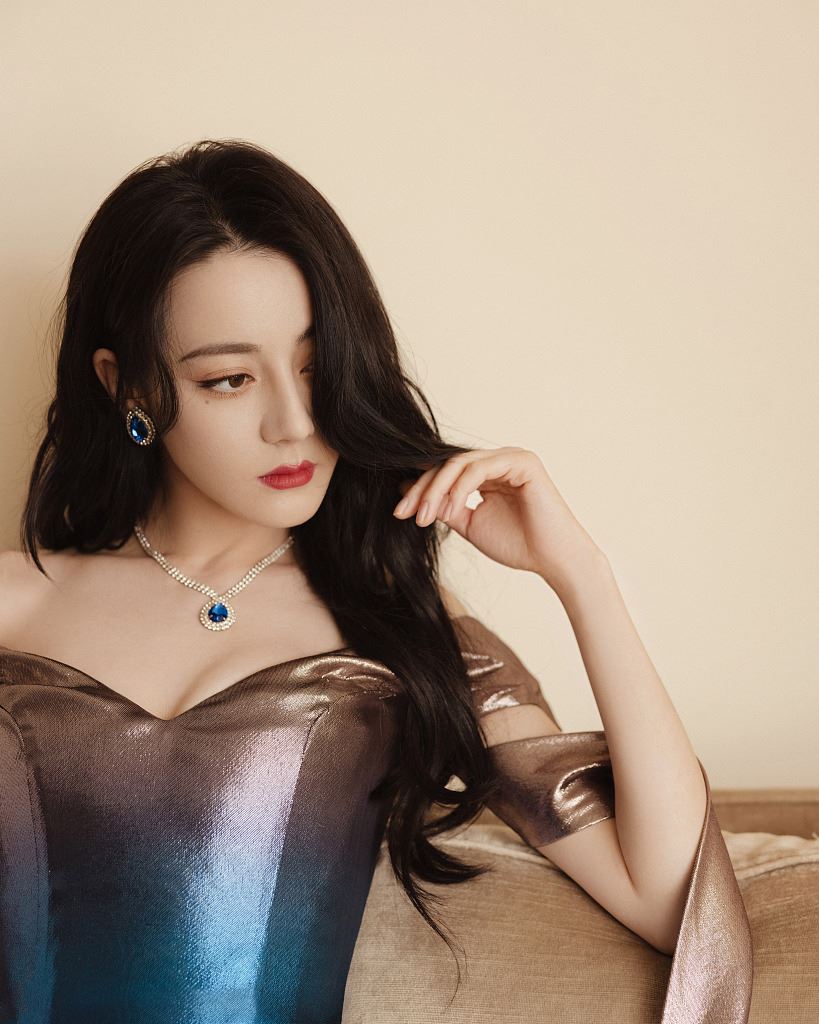 【多图】迪丽热巴化身「美人鱼公主」❗️大晒s形曲线🔥