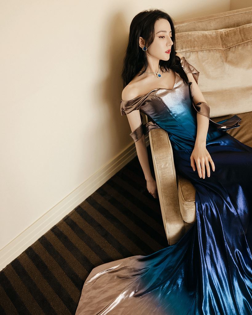 【多图】迪丽热巴化身「美人鱼公主」❗️大晒s形曲线🔥