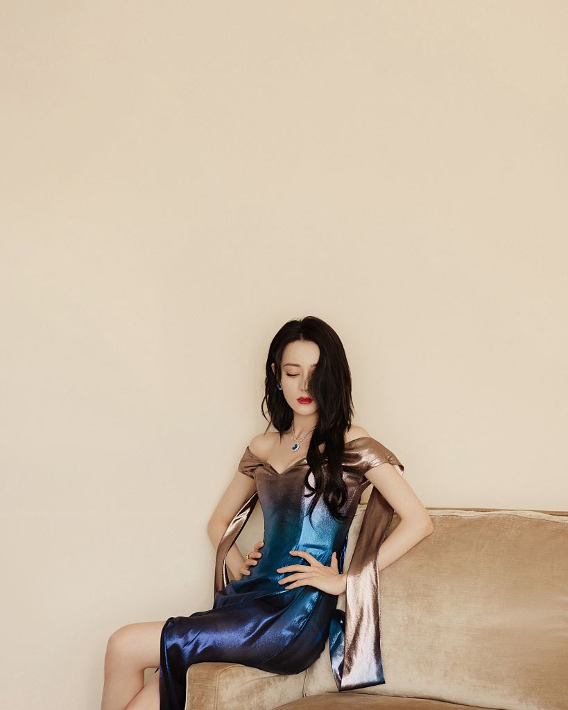 【多图】迪丽热巴化身「美人鱼公主」❗️大晒s形曲线🔥