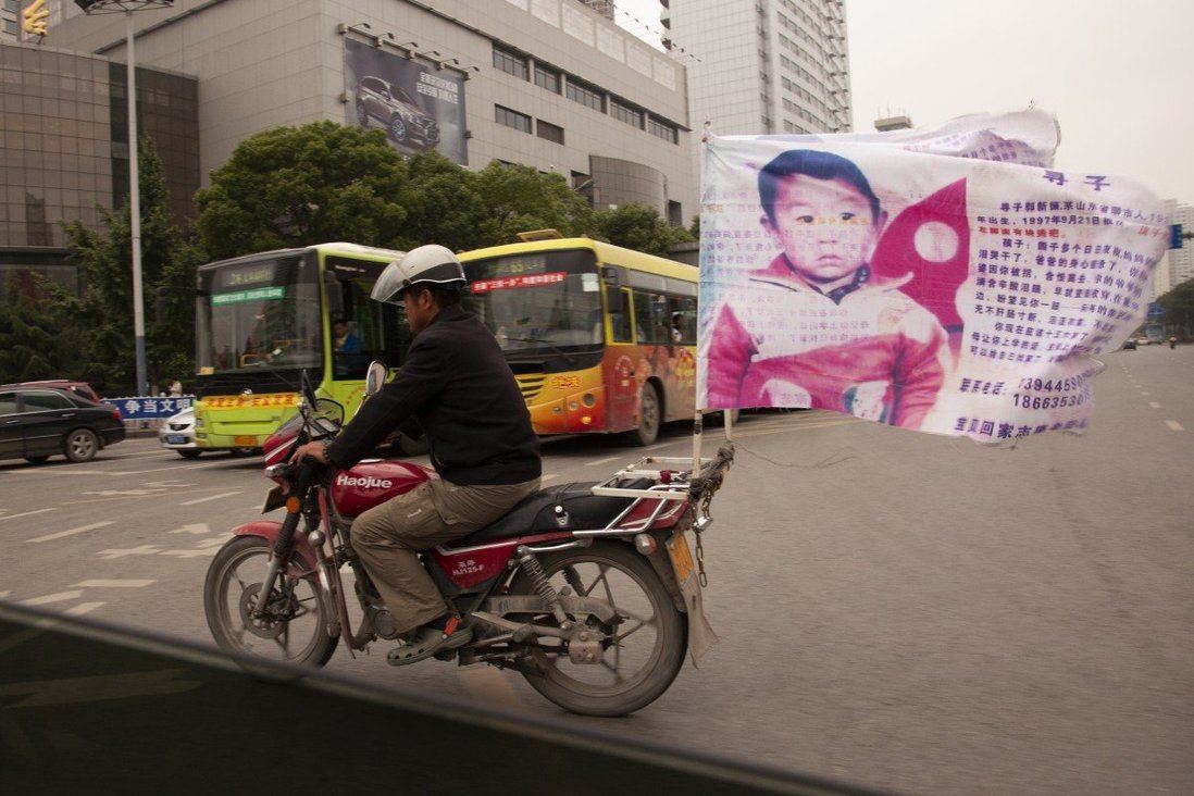 chinese man reunited with his kidnaped son after 24 years!