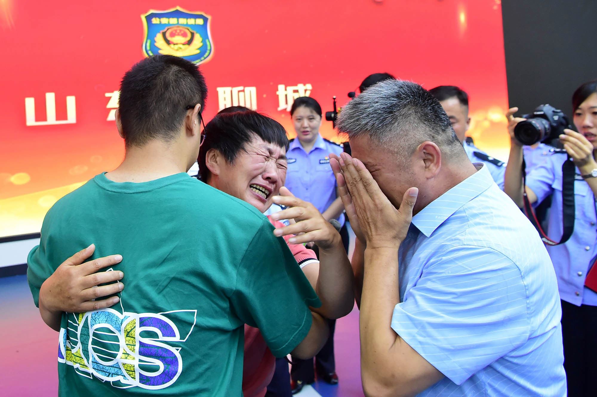  father & son reunited after 24 years, searching over 500,000km for his missing son