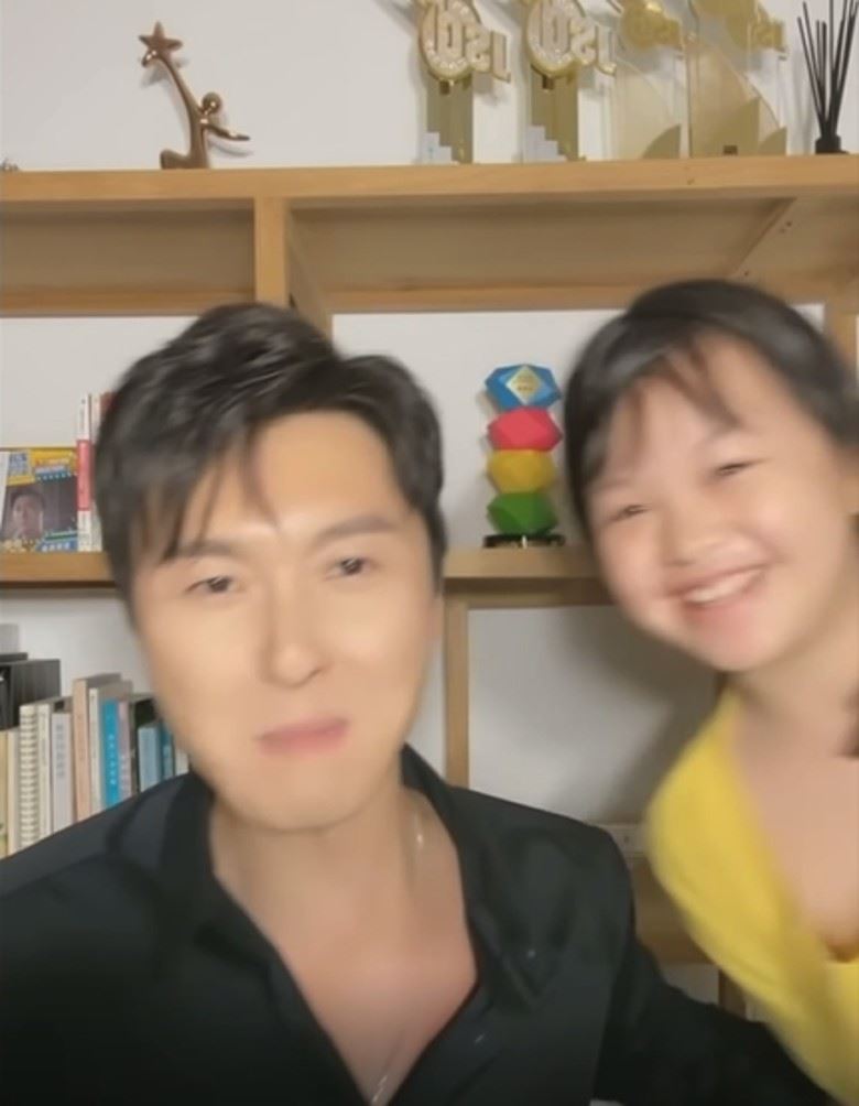 难得同框❗️王浩信拉女儿一起直播好有爱呢❤️