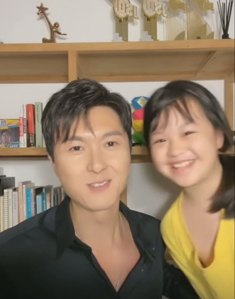 难得同框❗️王浩信拉女儿一起直播好有爱呢❤️