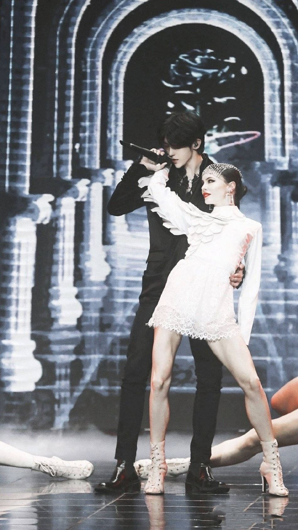 【影片】蔡徐坤「借位吻」女dancer❗️女粉丝直呼：哭着看💔