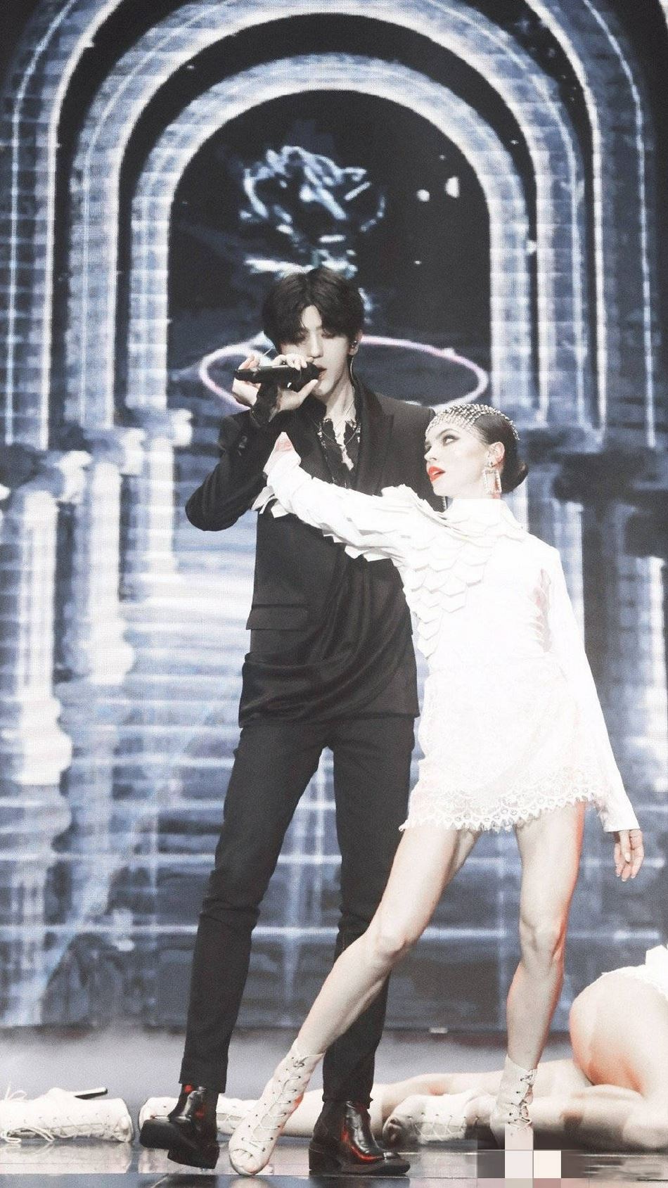 【影片】蔡徐坤「借位吻」女dancer❗️女粉丝直呼：哭着看💔