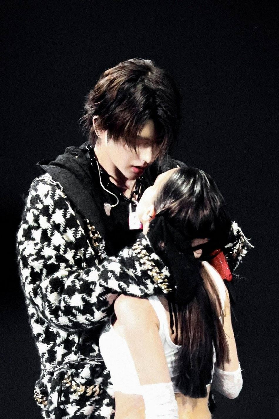 【影片】蔡徐坤「借位吻」女dancer❗️女粉丝直呼：哭着看💔