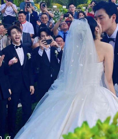 【影片】陈立农带伤上阵王彦霖婚礼❗️更同台合唱 网友赞神仙友谊❤️