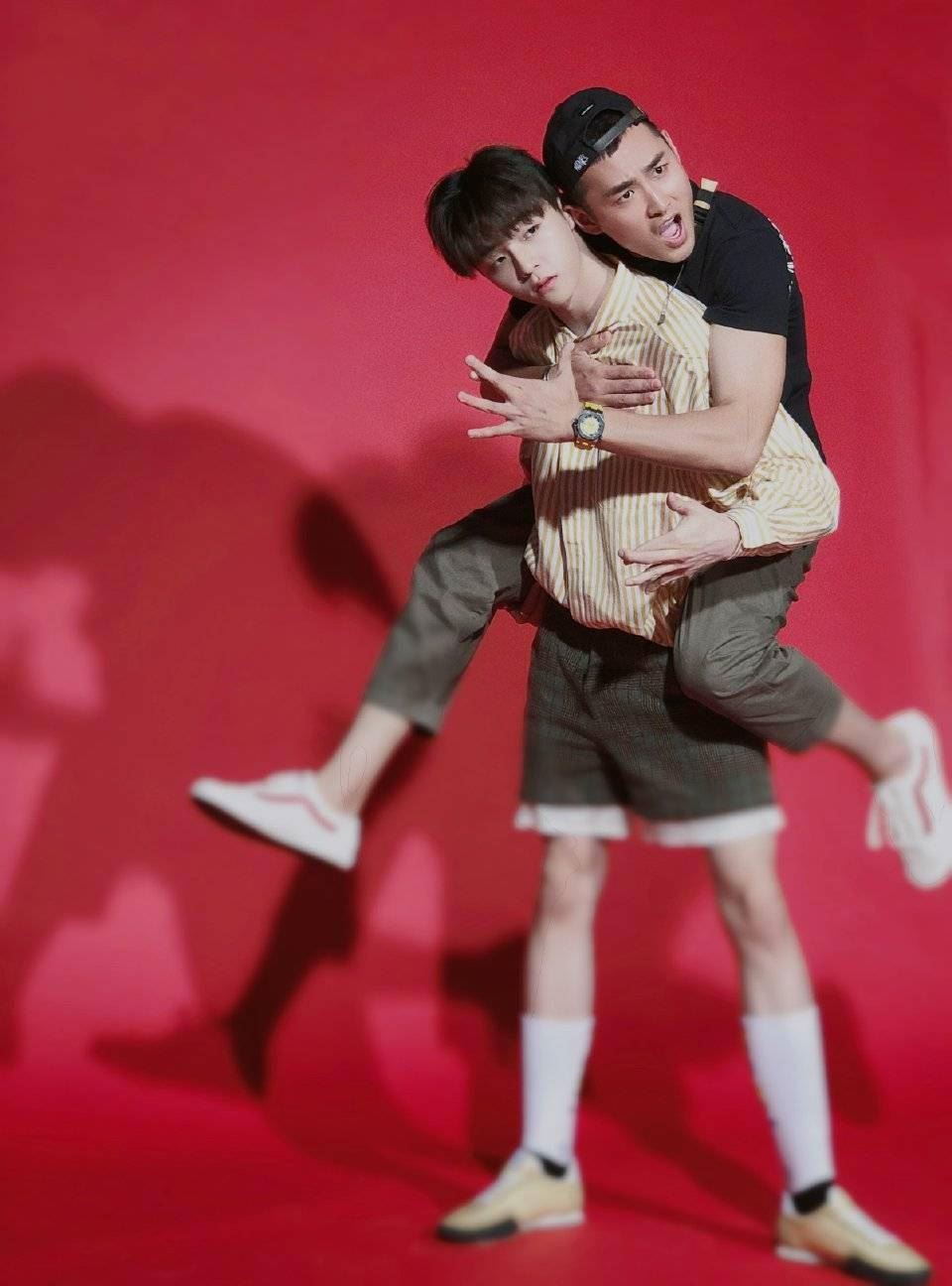 【影片】陈立农带伤上阵王彦霖婚礼❗️更同台合唱 网友赞神仙友谊❤️