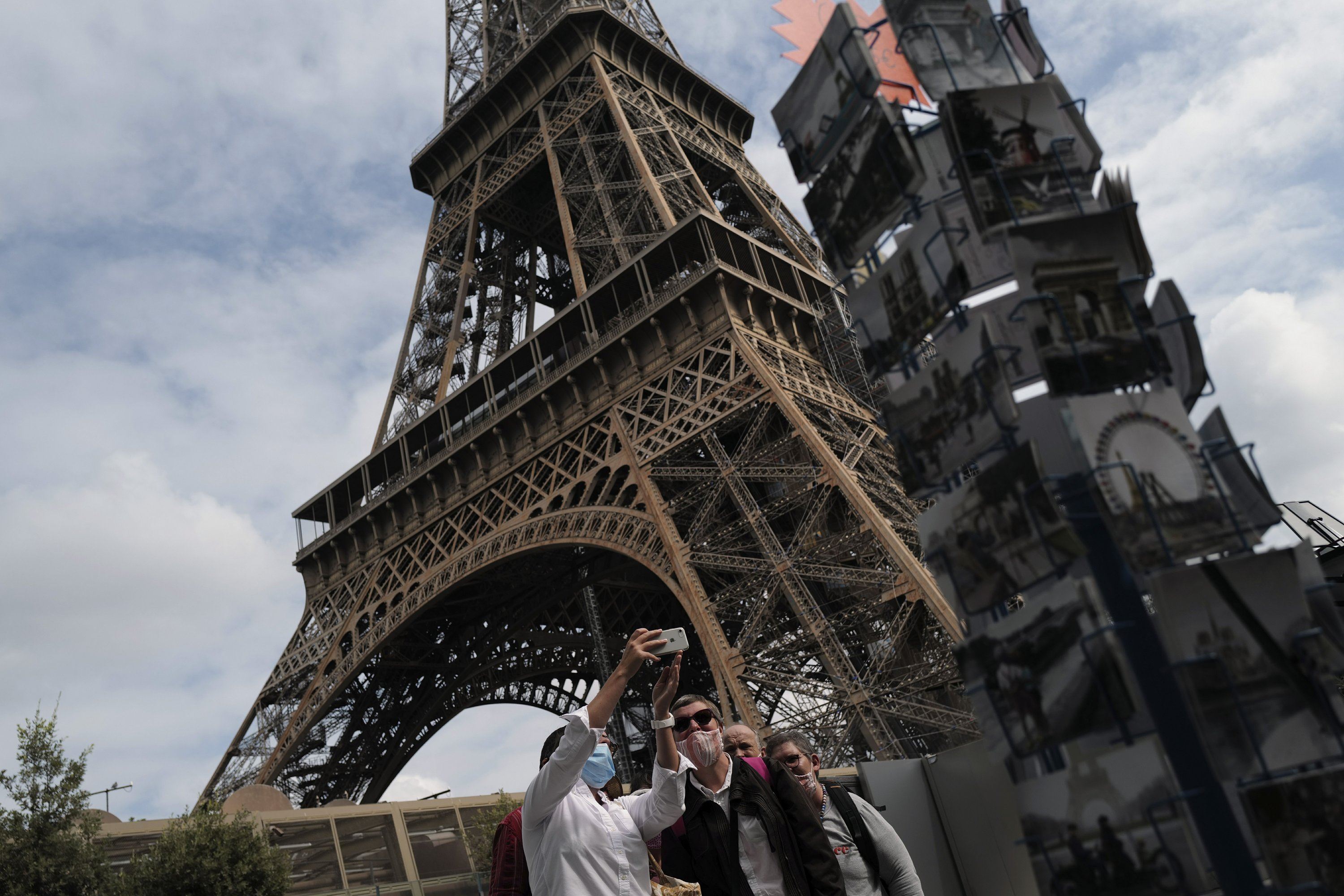 selepas 9 bulan ditutup, ‘menara eiffel’ mercu tanda paris kembali dibuka kepada umum
