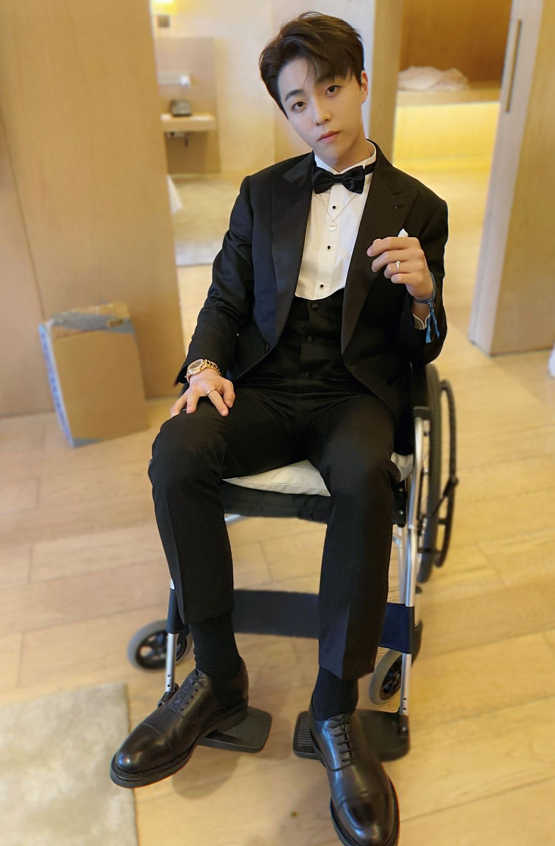 暂时退出综艺节目❗️陈立农腿部受伤：真的很痛💔