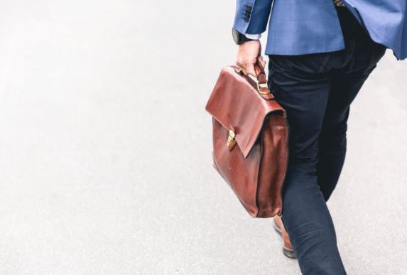 即使你再善良，职场上这4种忙千万不能帮！