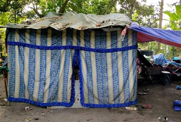 pondok buruk berbumbungkan khemah jadi tempat berteduh lapan beranak selepas tak mampu bayar rumah sewa