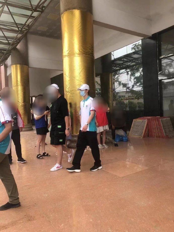 【郑州水灾】王一博当志愿者搬运救灾物资🙏