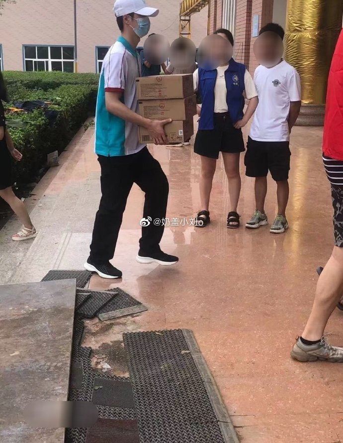 【郑州水灾】王一博当志愿者搬运救灾物资🙏