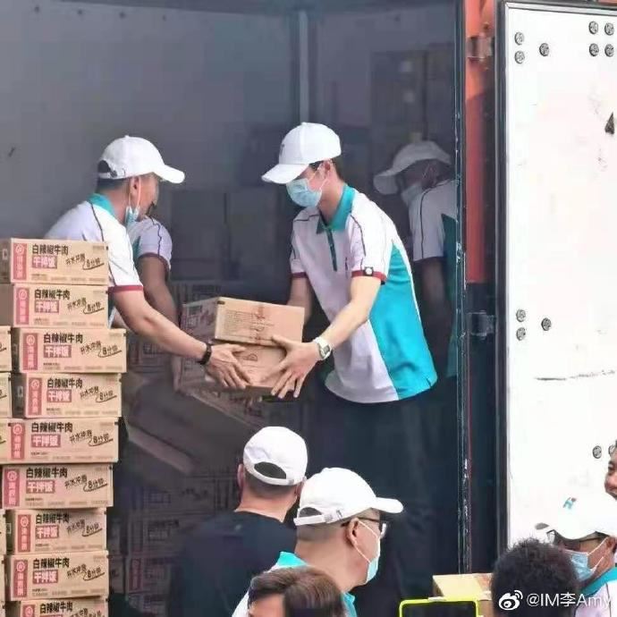 【郑州水灾】王一博当志愿者搬运救灾物资🙏