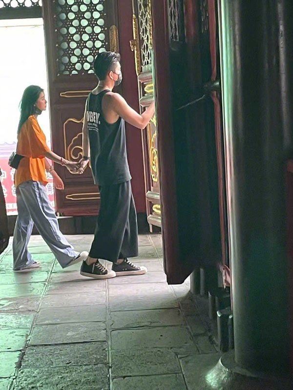 网友野生捕获❗️蔡卓宜、王大陆手牵手出游❤️还穿情侣鞋呢